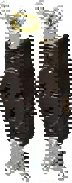 Straight Blade Single Receptacle: NEMA 6-20R, 20 Amps, Self-Grounding